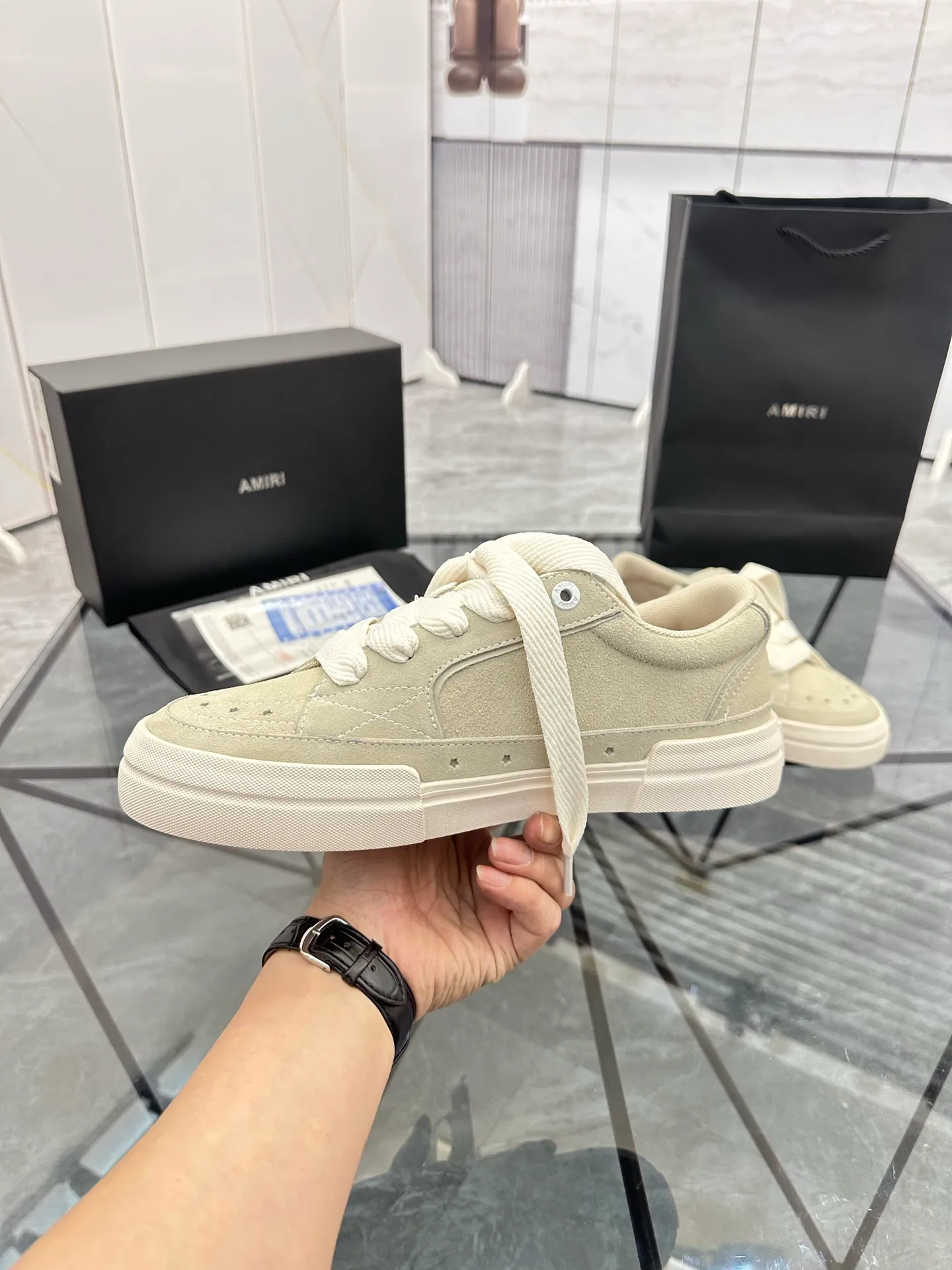 Men's shoes: 💰P600¥ Top quality in Guangzhou Product trademark: AMIRI* "Amir*" low-top casual shoes Regular size: 39-44 (can be customized to 45) Product material: Upper imported first-layer cowhide spliced ​​nubuck leather, breathable lining, original outsole. Number: 525